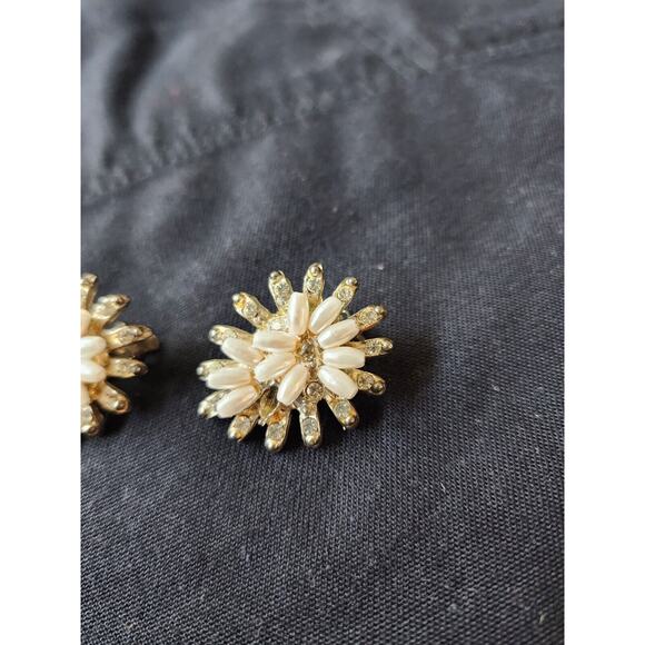 Vintage Rhinestone And "Enamel Pearls" Flower Spritz Clip On Earrings - Picture 2 of 4